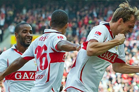 Jubel zum 2-0: Torschuetze Georg NIEDERMEIER (r./ VfB Stuttgart) freut sich ueber seinen Treffer zum 2-0 mit CACAU (l.) und Daniel DIDAVI (beide VfB Stuttgart)
Fussball 1.Bundesliga: VfB Stuttgart - Borussia Moenchengladbach, Stuttgart, 18.09.2010 --

Footballl - Bundesliga: VfB Stuttgart - Borussia Moenchengladbach, Stuttgart, 18 September 2010.null