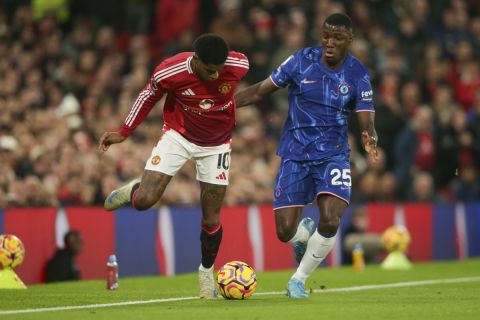 Manchester United's Marcus Rashford, left, is challenged by Chelsea's Moises Caicedo during the Premier League soccer match between Manchester United and Chelsea at Old Trafford stadium in Manchester, England, Sunday, Nov. 3, 2024. (AP Photo/Ian Hodgson)