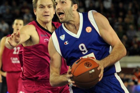 Caja Laboral's US guard Brad Oleson (L) vies with Bennet Cantu's Manuchar Markoishvili (R) during the Euroleague basketball match Caja Laboral vs Bennet Cantu on October 26, 2011 at Iradier arena, in Vitoria.    AFP PHOTO/ RAFA RIVAS (Photo credit should read RAFA RIVAS/AFP/Getty Images)