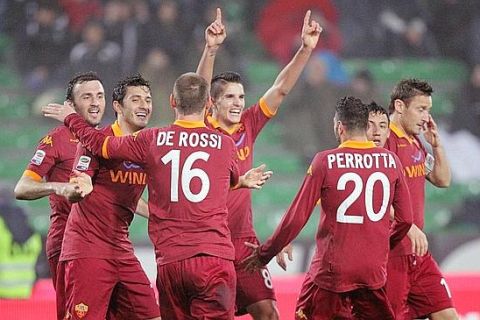 Argentinian midfielder of AS Roma, Erik Lamela (C), jubilates with his teammates after scoring the goal during the Italian Serie A soccer match Udinese Calcio vs AS Roma at Friuli stadium in Udine, Italy, 09 March 2013.
ANSA/LANCIA