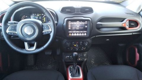 Οδηγώντας το νέο Plug-in hybrid Jeep Renegade 4xe