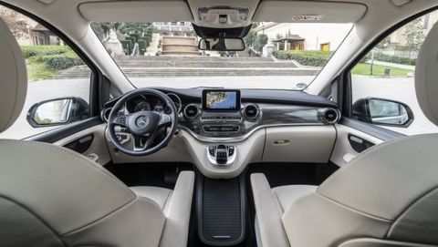 Die neue Mercedes-Benz V-Klasse  V 300 d (Kraftstoffverbrauch kombiniert 6,1-5,9 l/100 km, CO2-Emissionen kombiniert 161-155 g/km), Exterieur, Ausstattungslinie AVANTGARDE, Selenitgrau metallic // The new Mercedes-Benz V-Class  V 300 d (combined fuel consumption: 6.1-5.9 l/100 km; combined CO2 emissions: 161-155 g/km), Exterior, Design and equipment line AVANTGARDE, Selenite grey metallic


Die neue Mercedes-Benz V-Klasse  Interieur, Ausstattungslinie AVANTGARDE, Leder Lugano seidenbeige, Zierelement in Doppelstreifen-Optik, Panorama-Schiebedach, Luxussitze // The new Mercedes-Benz V-Class  Interior, Design and equipment line AVANTGARDE, Leather Nappa silk beige, trim element in twin-strip look, anorama sliding roof, luxury seats