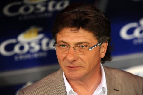 NAPLES, ITALY - MAY 15:  SSC Napoli head coach, Walter Mazzarri looks on prior to the Serie A match between SSC Napoli and FC Internazionale Milano at Stadio San Paolo on May 15, 2011 in Naples, Italy.  (Photo by Valerio Pennicino/Getty Images)