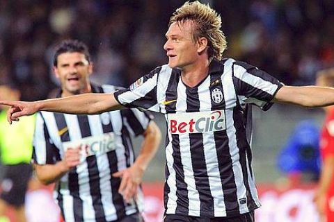 Juventus Milos Krasic (R) celebrates with his team-mate Vincenzo Iaquinta (L) after scoring against Cagliari during their Serie A soccer match at the Olympic stadium in Turin September 26, 2010.
  REUTERS/Paolo Bona  (ITALY - Tags: SPORT SOCCER)