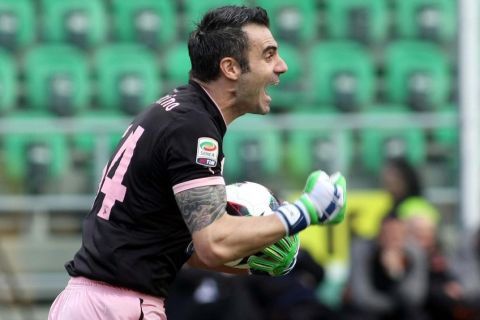 Palermo's goalkeeper Stefano Sorrentino in action during the Italian Serie A soccer match Palermo vs Roma at Renzo Barbera Stadium in Palermo, Italy, March 30 2013.ANSA/CORRADO LANNINO