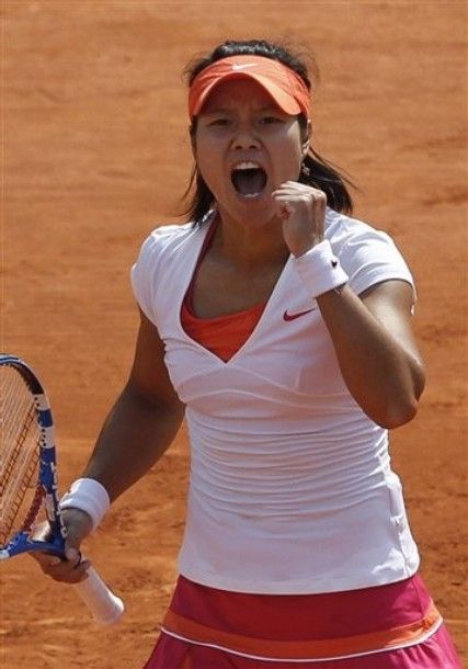 China's Li Na reacts as she plays Italy's Francesca Schiavone during their women's final match for the French Open tennis tournament at the Roland Garros stadium, Saturday June 4, 2011 in Paris.  (AP Photo/Christophe Ena)