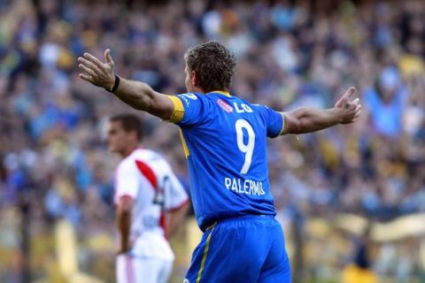 Boca Juniors' Martin Palermo celebrates after he scored his team's second goal during their Argentine First Division soccer match against River Plate in Buenos Aires May 15, 2011.  REUTERS/Marcos Brindicci (ARGENTINA - Tags: SPORT SOCCER)