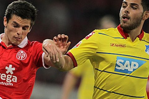 Fußball Bundesliga 6. Spieltag: 1. FSV Mainz 05 - TSG 1899 Hoffenheim am 26.09.2014 in der Coface Arena in Mainz (Rheinland-Pfalz). Der Mainzer Jonas Hofmann (l) und der Hoffenheimer Kevin Volland (r) versuchen an den Ball zu kommen. Foto: Fredrik von Erichsen/dpa (Wichtiger Hinweis: Aufgrund der Akkreditierungsbestimmungen der DFL ist die Publikation und Weiterverwertung im Internet und in Online-Medien während des Spiels auf insgesamt fünfzehn Bilder pro Spiel begrenzt.)