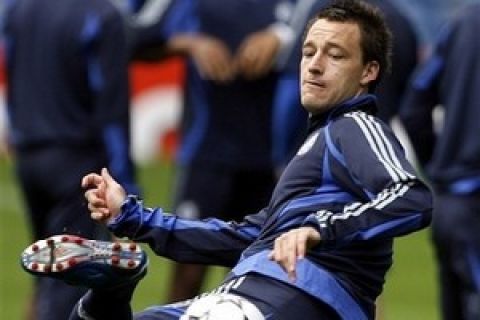 Chelsea's John Terry controls a ball during a training session at the Stamford Bridge Stadium, London, Tuesday April 24, 2007. Chelsea will face Liverpool in the first leg of a Champions semifinal soccer match Wednesday at Stamford Bridge.(AP Photo/Tom Hevezi) 