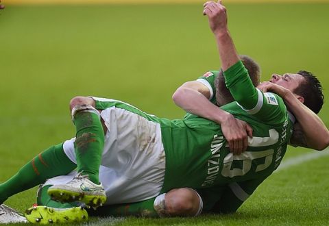 Bremen's Austrian midfielder Zlatko Junuzovic and his teammates celebrate after scoring during the German first division Bundesliga football match SV Werder Bremen vs Bayer 04 Leverkusen in Bremen, northern Germany, on February 8, 2015.  AFP PHOTO / PATRIK STOLLARZ

DFL RULES TO LIMIT THE ONLINE USAGE DURING MATCH TIME TO 15 PICTURES PER MATCH. IMAGE SEQUENCES TO SIMULATE VIDEO IS NOT ALLOWED AT ANY TIME. FOR FURTHER QUERIES PLEASE CONTACT DFL DIRECTLY AT + 49 69 650050.        (Photo credit should read PATRIK STOLLARZ/AFP/Getty Images)