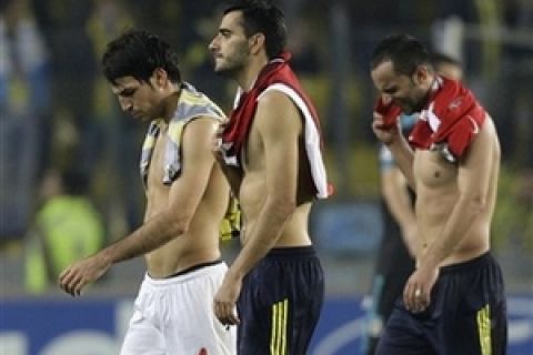 Fenerbahce's Dani Guiza, second left, and Semih Senturk, right, leave the field with Arsenal's Cesc Fabregas, left, at the end of the Group G Champions League soccer match at Sukru Saracoglu stadium in Istanbul, Turkey, Tuesday, Oct. 21, 2008. Arsenal won 5-2. (AP Photo/Murad Sezer)