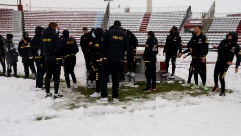 Οι παίκτες της ΑΕΚ παίζουν χιονοπόλεμο και τραβάνε βίντεο στο Αλκαζάρ