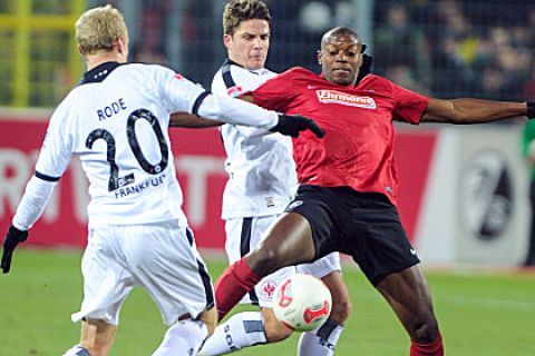 Freiburg's Slovak midfielder Karim Guede (R) vies with Frankfurt's German midfielder Sebastian Rode (L) and Frankfurt's Swiss midfielder Pirmin Schwegler (C) during German first divison Bundesliga match SC Freiburg vs Eintracht Frankfurt on February 22, 2013 in Freiburg.  AFP PHOTO / SEBASTIEN BOZON
DFL RULES TO LIMIT THE ONLINE USAGE DURING MATCH TIME TO 15 PICTURES PER MATCH. IMAGE SEQUENCES TO SIMULATE VIDEO IS NOT ALLOWED AT ANY TIME. FOR FURTHER QUERIES PLEASE CONTACT DFL DIRECTLY AT + 49 69 650050.        (Photo credit should read SEBASTIEN BOZON/AFP/Getty Images)