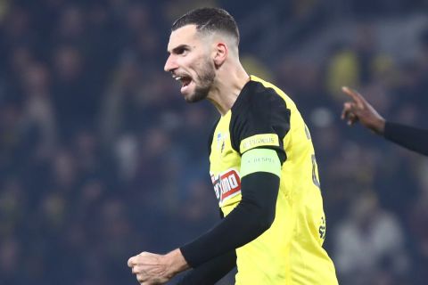 Ο Μήτογλου πανηγυρίζει το 1-1 με τη Λαμία