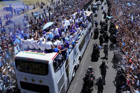 Στιγμιότυπο από τη φιέστα στο Μπουένος Άιρες για την κατάκτηση του Μουντιάλ 2022 από την Αργεντινή | Τρίτη 20 Δεκεμβρίου 2022