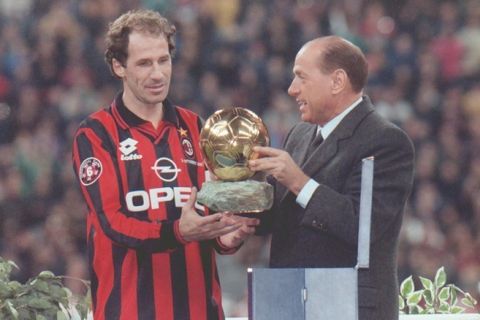  Franco Baresi premiato il 29 ottobre 1997 allo stadio Meazza dal presidente del Milan Silvio Berlusconi con un pallone d'oro.    RADAELLI/ANSA