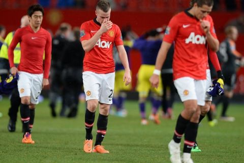 Manchester United's English midfielder Tom Cleverley (2-L) reacts as he leaves the pitch after the English FA Cup third round football match between Manchester United and Swansea City at Old Trafford in Manchester, northwest England, on January 5, 2014. Swansea won 2-1.     TOPSHOTS/AFP PHOTO/ANDREW YATES 
RESTRICTED TO EDITORIAL USE. No use with unauthorized audio, video, data, fixture lists, club/league logos or live services. Online in-match use limited to 45 images, no video emulation. No use in betting, games or single club/league/player publicationsANDREW YATES/AFP/Getty Images