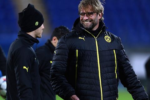 SAINT PETERSBURG, RUSSIA - FEBRUARY 24:  Head coach Juergen Klopp of Dortmund interacts with Robert Lewandowski during a training session ahead of the UEFA Champions League Round of 16 first leg match between FC Zenit St. Petersburg and Borussia Dortmund on February 24, 2014 in Saint Petersburg, Russia.  (Photo by Alex Grimm/Bongarts/Getty Images)