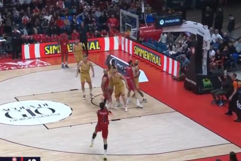 Αρμάνι - Ολυμπιακός: Απίθανο buzzer-beater τρίποντο από τον Μπολμάρο, με το ένα πόδι στον αέρα