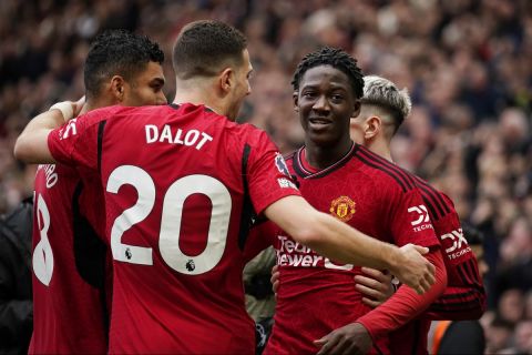 Manchester United's Kobbie Mainoo, second from right, celebrates with teammates after scoring his side's second goal during the English Premier League soccer match between Manchester United and Liverpool at the Old Trafford stadium in Manchester, England, Sunday, April 7, 2024. (AP Photo/Dave Thompson)