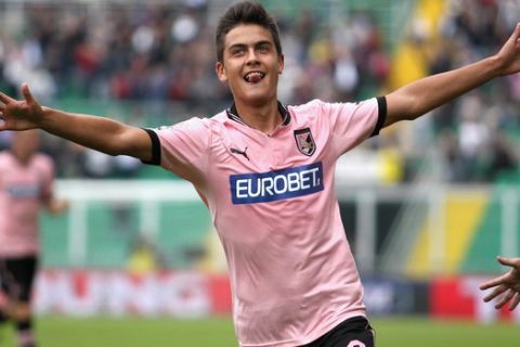 PALERMO, ITALY - NOVEMBER 11:  Paulo Dybala of Palermo celebrates after scoring his team's second goal during the Serie A match between US Citta di Palermo and UC Sampdoria at Stadio Renzo Barbera on November 11, 2012 in Palermo, Italy.  (Photo by Maurizio Lagana/Getty Images)