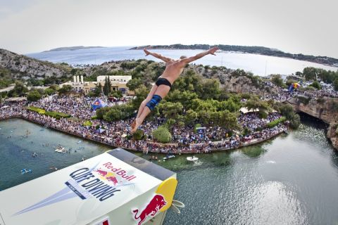 Red Bull Cliff Diving: Έχεις δει βουτιές από τα 27 μέτρα; 