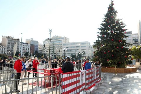 Ολυμπιακός: Πλήθος κόσμου στο Δημοτικό Θέατρο Πειραιά για τα δύο ευρωπαϊκά τρόπαια των ερυθρόλευκων