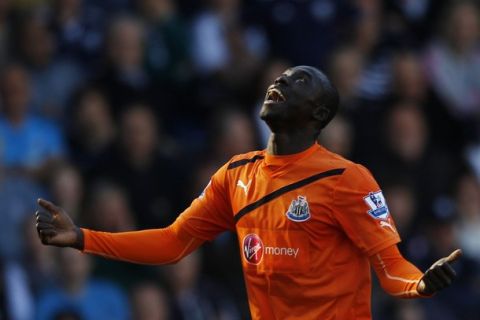 Newcastle United's Papiss Cisse celebrates his second goal against West Bromwich Albion during their English Premier League soccer match at The Hawthorns in West Bromwich, central England, March 25, 2012.   REUTERS/Darren Staples   (BRITAIN - Tags: SPORT SOCCER) FOR EDITORIAL USE ONLY. NOT FOR SALE FOR MARKETING OR ADVERTISING CAMPAIGNS. NO USE WITH UNAUTHORIZED AUDIO, VIDEO, DATA, FIXTURE LISTS, CLUB/LEAGUE LOGOS OR "LIVE" SERVICES. ONLINE IN-MATCH USE LIMITED TO 45 IMAGES, NO VIDEO EMULATION. NO USE IN BETTING, GAMES OR SINGLE CLUB/LEAGUE/PLAYER PUBLICATIONS