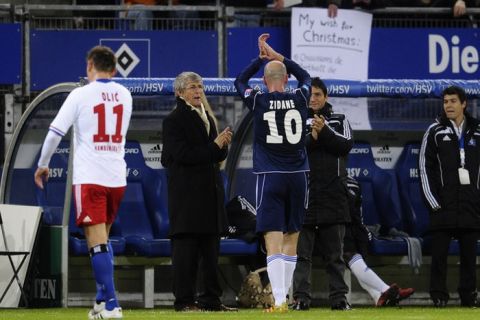 Former French international Zinedine Zidane applauds as he is substituded during the "Match Against Poverty" friendly charity football in support of Horn of Africa famine relief led by the United Nations Development Programme (UNDP) between an all-star side of Hamburger SV and a selection of other International players including UNDP Goodwill Ambassadors Ronaldo and Zidane in the northern German city of Hamburg on December 13, 2011.  AFP PHOTO / OLIVER HARDT (Photo credit should read OLIVER HARDT/AFP/Getty Images)