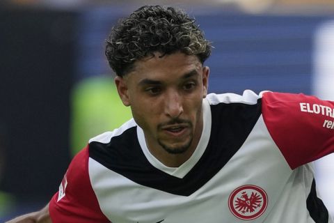 Frankfurt's Omar Marmoush during a German Bundesliga soccer match between Eintracht Frankfurt and TSG 1899 Hoffenheim in Frankfurt, Germany, Saturday, Aug. 31, 2024. (AP Photo/Michael Probst)