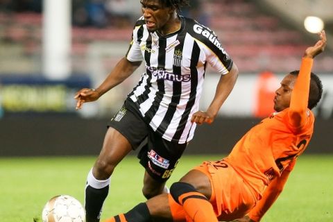 20141102 - CHARLEROI, BELGIUM: Charleroi's Clinton Mata and Club's Jose Izquierdo fight for the ball during the Jupiler Pro League match between Charleroi and Club Brugge, in Charleroi, Sunday 02 November 2014, on day 14 of the Belgian soccer championship. BELGA PHOTO VIRGINIE LEFOUR