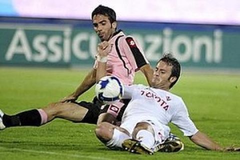 Fiorentina's Alberto Gilardino, right, scores as Palermo's Herman Dellafiore  during the Italian top league soccer match between Palermo and Fiorentina in Palermo, Italy, Sunday Oct. 26, 2008. (AP photo/Alessandro Fucarini)