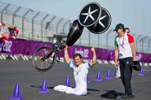 Alessandro Zanardi (C) of Italy celebrates after winning the Men's Individual H 4 Time Trial during the London 2012 Paralympic Games Cycling Road competition at Brands Hatch, Great Britain, 5 September 2012. Photo: Daniel Karmann dpa  +++(c) dpa - Bildfunk+++ - Infophoto