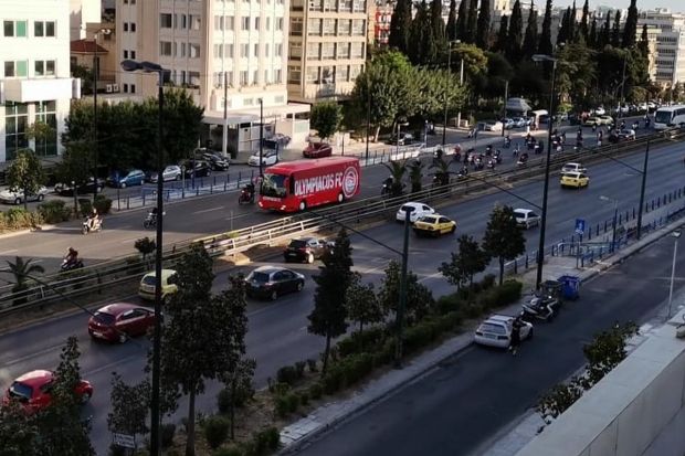 Ολυμπιακός: Με συνοδεία οπαδών η αποστολή των ερυθρολεύκων στον δρόμο για το ΟΑΚΑ