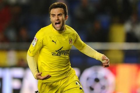 Villarreal's Italian forward Giuseppe Rossi celebrates after scoring during the Spanish league football match Villareal CF vs Zaragoza  on April 18, 2011 at El Madrigal stadium in Villareal. AFP PHOTO/ JOSE JORDAN (Photo credit should read JOSE JORDAN/AFP/Getty Images)