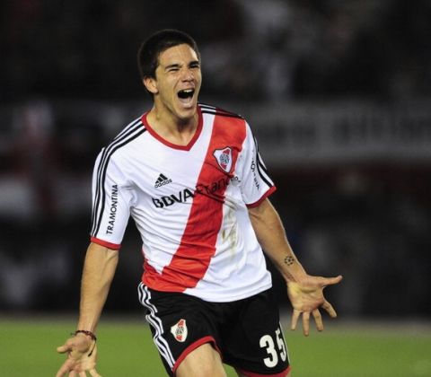 BUENOS AIRES, ARGENTINA - SEPTEMBER 08: Giovanni Simeone of River Plate celebrates his goal during a match between River Plate and Tigre as part of the 6th round of the Torneo Inicial 2013 at Monumental Stadium on September 08, 2013 in Buenos Aires, Argentina. (Photo by Alfredo Herms/LatinContent/Getty Images)