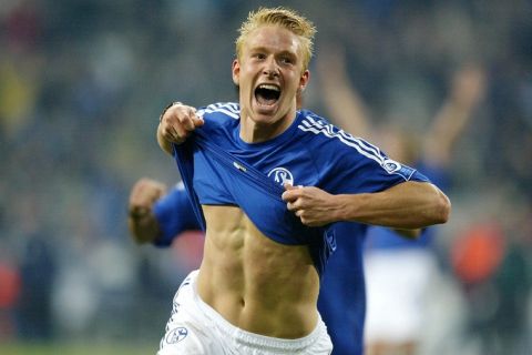 firo
Fuáball : 6.11.2003
UEFA-Cup Hinspiel
FC Schalke 04 - Brndby, Broendby IF Kopenhagen  2:1
Jubel, Torjubel Mike Hanke , zieht sein Trikot hoch, nackter Bauch
Copyright by firo sportphoto:
Pfefferackerstr. 2 a
45894 Gelsenkirchen
 E Mail: mail@firosportphoto.de
Tel : 0209 - 930 4402  Fax :  0209 - 930 4443
(Volksbank Bochum Witten)
BLz.:430 601 29
Kto.:341 117 100