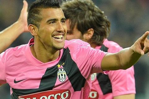 Juventus' midfielder of Chile  Arturo Vidal celebrates after scoring during their the Serie A football match between Juventus and Roma at the "Juventus Stadium" in Turin on April 22, 2012. AFP PHOTO / GIUSEPPE CACACE
