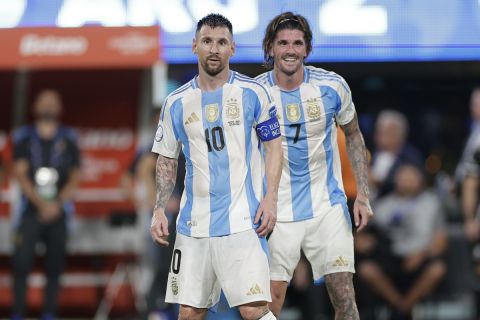 Ο Λιονέλ Μέσι και ο Ροντρίγκο Ντε Πολ στο Copa America