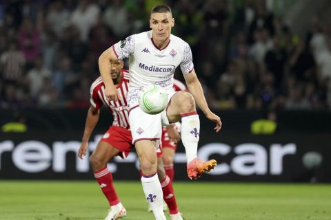 Fiorentina's Nikola Milenkovic controls the ball during the Conference League final soccer match between Olympiacos FC and ACF Fiorentina at OPAP Arena in Athens, Greece, Wednesday, May 29, 2024. (AP Photo/Petros Giannakouris)