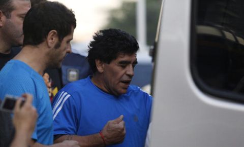 ESP Rio de Janeiro (RJ) 27/06/2014. Maradona sai do hotel onde está hospedada a seleção do Uruguai. . Foto Custodio Coimbra