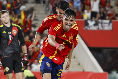Ο Πέδρι πανηγυρίζει γκολ της Ισπανίας κόντρα στην Βόρεια Ιρλανδία