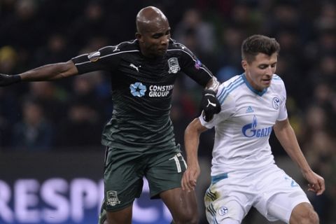 Krasnodar's Charles Kabore, left, and Schalke's Alessandro Schopf  fight for the ball during Europa League Group I soccer match Krasnodar vs Schalke in Krasnodar, Russia, Thursday, Oct. 20, 2016. (AP Photo/Sergey Pivovarov)