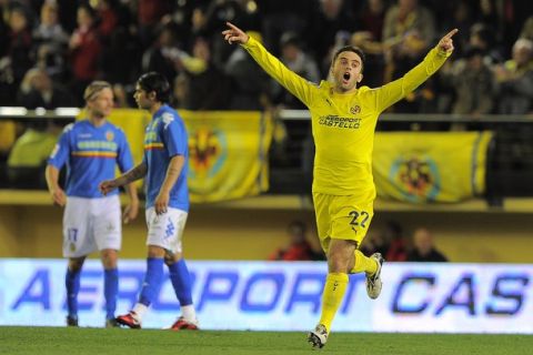 Villarreal's Italian forward Giuseppe Rossi celebrates his goal during the Spanish King's cup (Copa del Rey) football match Villareal CF vs Valencia FC on January 6, 2011 at El Madrigal stadium in Villareal.      AFP PHOTO/ JOSE JORDAN (Photo credit should read JOSE JORDAN/AFP/Getty Images)