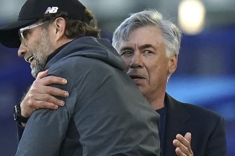 Liverpool's manager Jurgen Klopp, left, embraces Everton's manager Carlo Ancelotti at the end of the English Premier League soccer match between Everton and Liverpool at Goodison Park in Liverpool, England, Sunday, June 21, 2020. (AP photo/Jon Super, Pool)