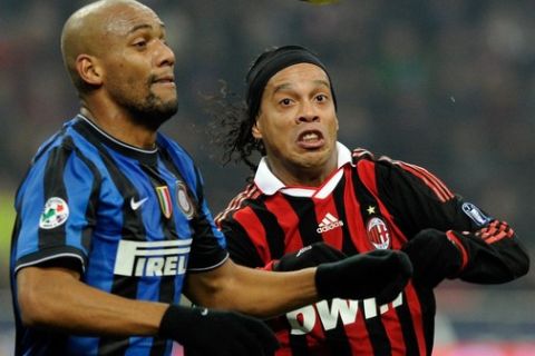 MILAN, ITALY - JANUARY 24:  Maicon of FC Internazionale Milano competes for the ball with Ronaldinho of AC Milan during the Serie A match between Inter Milan and AC Milan at Stadio Giuseppe Meazza on January 24, 2010 in Milan, Italy.  (Photo by Claudio Villa/Getty Images)