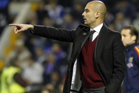 Barcelona's coach Pep Guardiola gives instructions during their Spanish first division soccer match against Hercules at the Rico Perez Stadium in Alicante January 29, 2011. REUTERS/Heino Kalis (SPAIN - Tags: SPORT SOCCER)