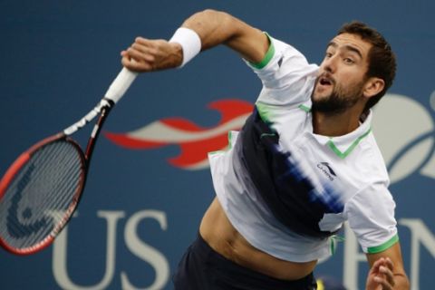 epa04391722 Marin Cilic of Croatia serves to Kei Nishikori of Japan during the men's final match on the fifteenth day of the 2014 US Open Tennis Championship at the USTA National Tennis Center in Flushing Meadows, New York, USA, 08 September 2014. The US Open runs through 08 September, a 15-day schedule.  EPA/JASON SZENES