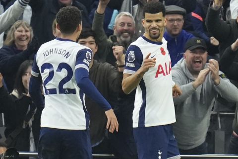 Tottenham's Dominic Solanke, right, celebrates with Brennan Johnson after scoring his side's second goal during the English Premier League soccer match between Tottenham Hotspur and Aston Villa at the Tottenham Hotspur Stadium in London, Sunday, Nov. 3, 2024. (AP Photo/Kirsty Wigglesworth)