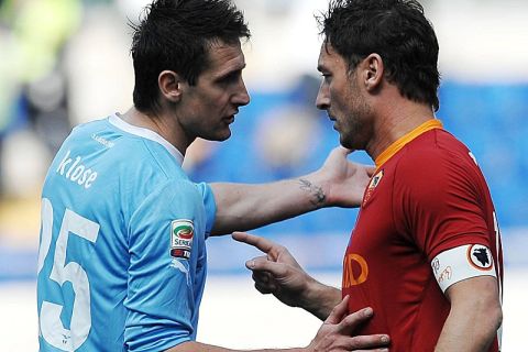 Bildnummer: 10072407  Datum: 04.03.2012  Copyright: imago/Anan Sesa
Miroslav Klose e Francesco Totti  - Seria A: AS Rom vs Lazio Rom -  PUBLICATIONxNOTxINxITAxFRA andreaxstaccioli; Fussball ITA Serie A 2011 2012 xcb x1x 2012 hoch Aufmacher premiumd Calcio Football Soccer Serie A 2011 2012 Campionato 

Image number 10072407 date 04 03 2012 Copyright imago  Sesa Miroslav Klose E Francesco Totti Seria A AS Rome vs Lazio Rome PUBLICATIONxNOTxINxITAxFRA  Football ITA Series A 2011 2012  x1x 2012 vertical Highlight premiumd Calcio Football Soccer Series A 2011 2012 Campionato  